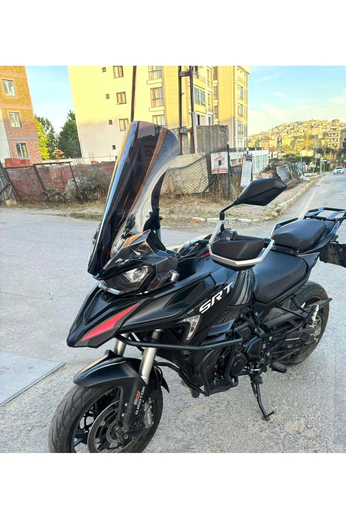QJ SRT 900 Ön Cam 2023-2026 Model 61cm Siyah Renkli 4mm