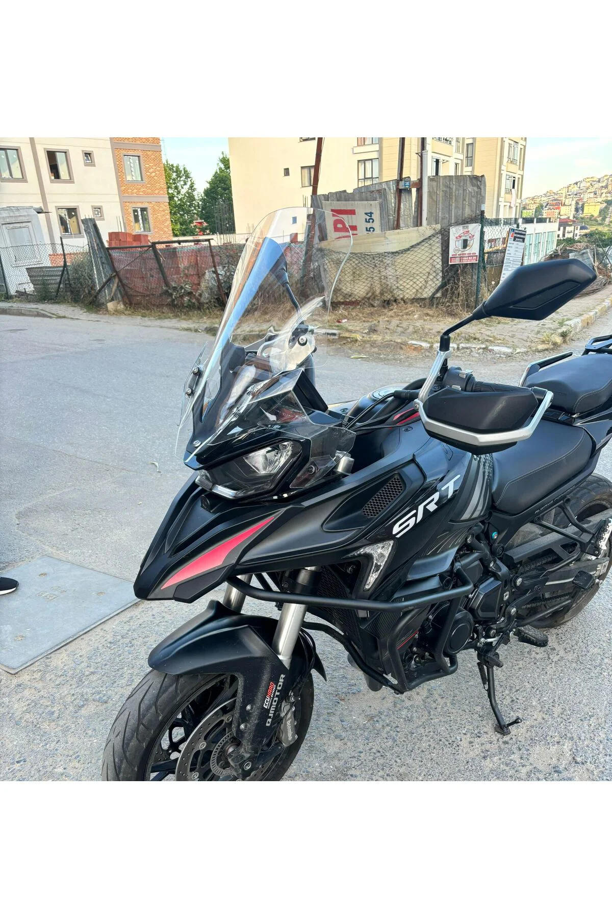 QJ SRT 900 Ön Cam 2023-2026 Model 61cm Şeffaf Renkli 4mm