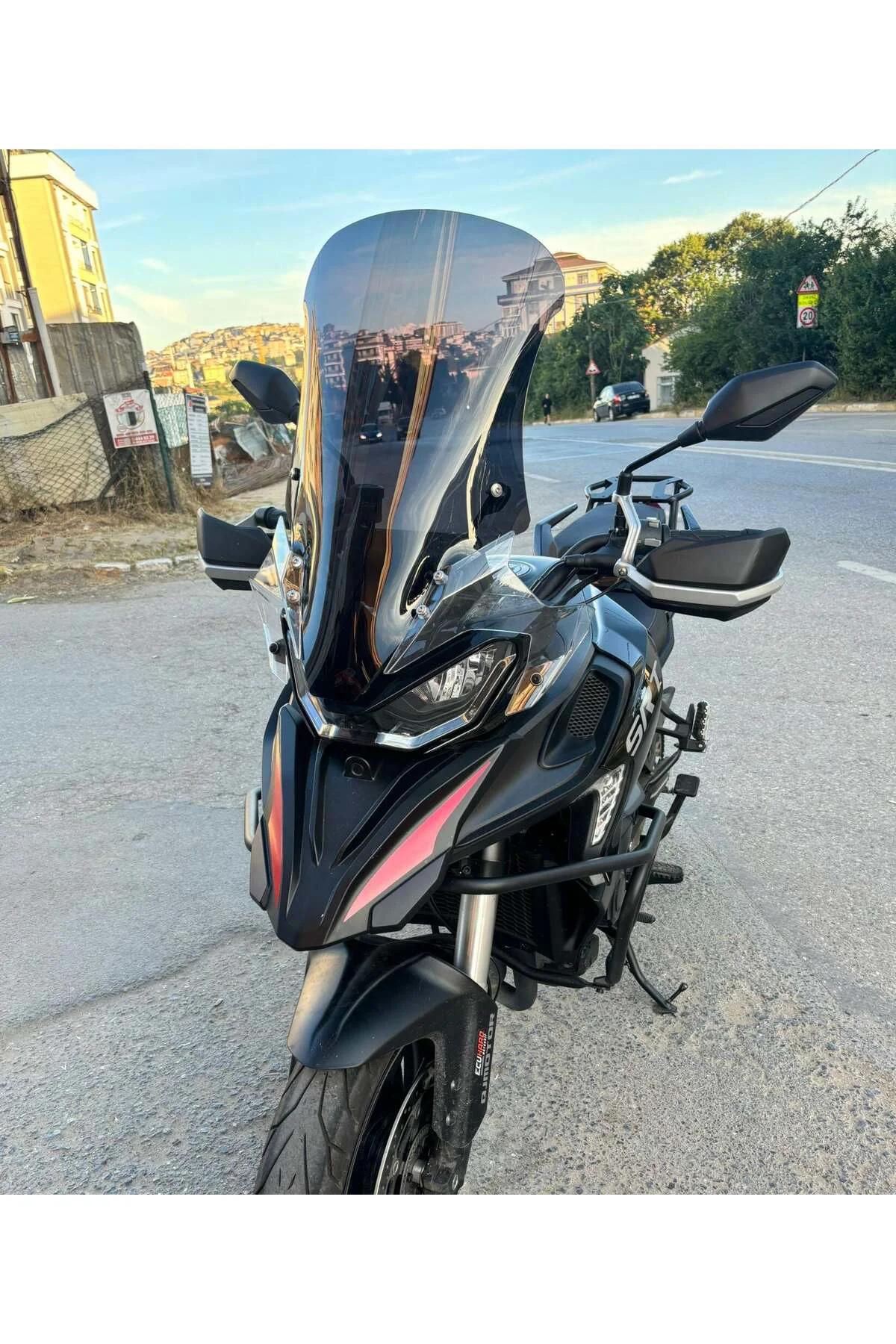 QJ SRT 900 Ön Cam 2023-2026 Model 61cm Siyah Renkli 4mm