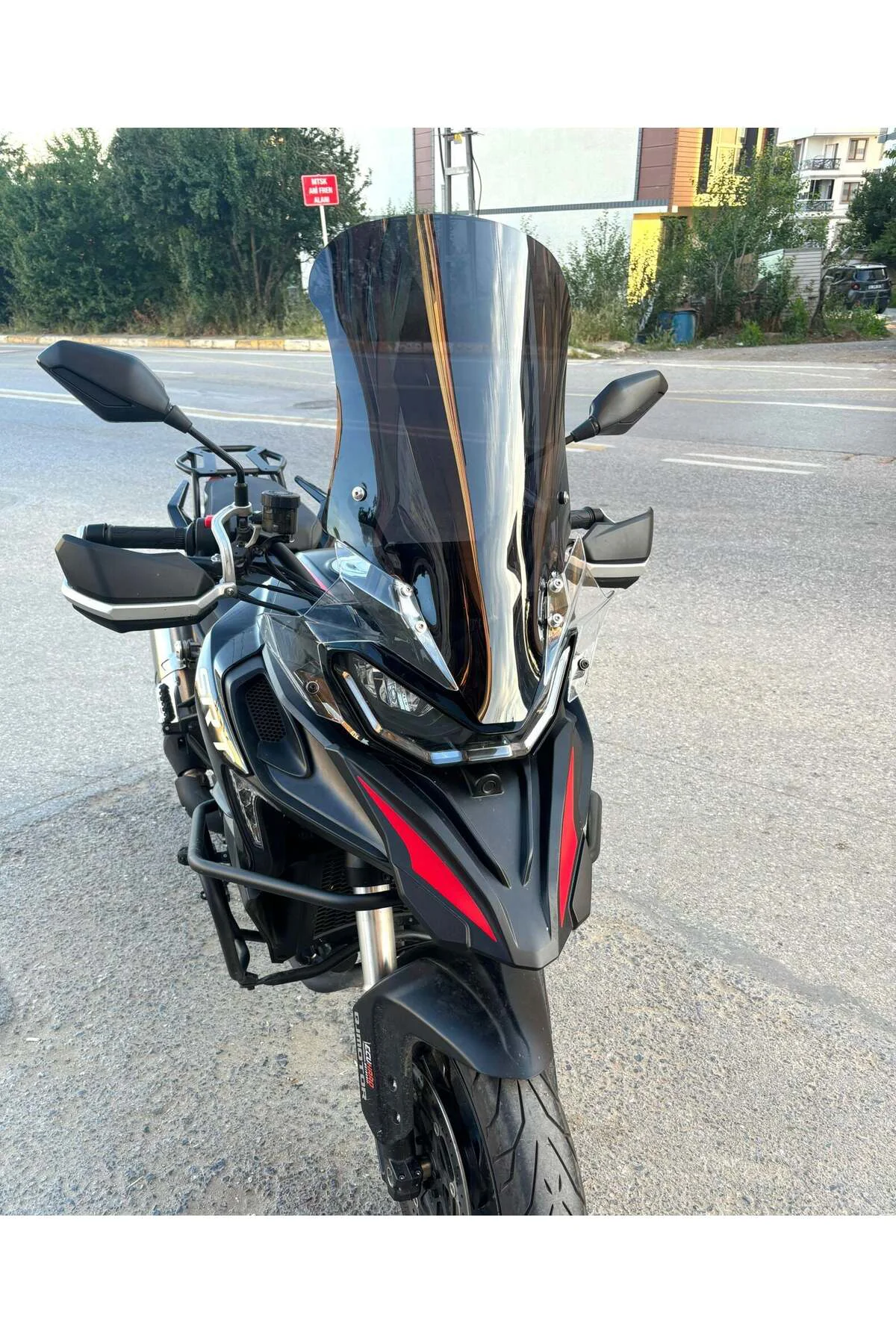 QJ SRT 900 Ön Cam 2023-2026 Model 61cm Siyah Renkli 4mm