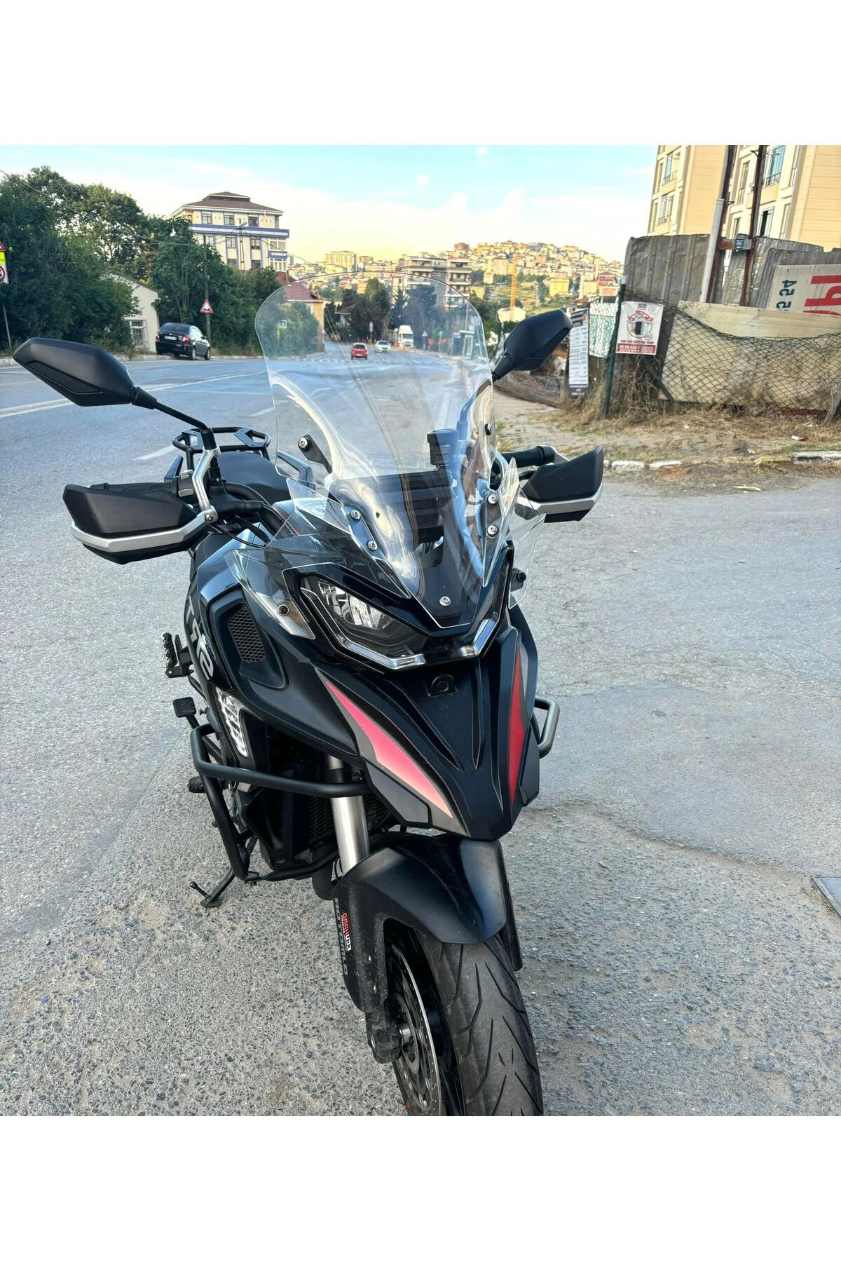 QJ SRT 900 Ön Cam 2023-2026 Model 61cm Şeffaf Renkli 4mm