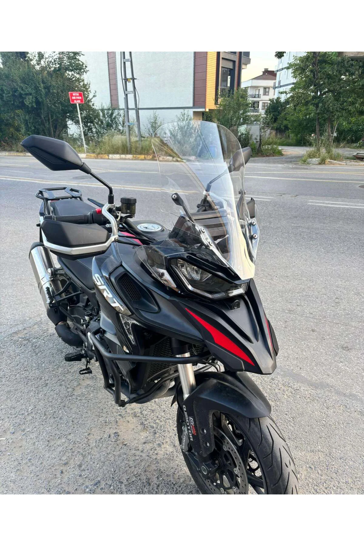 QJ SRT 900 Ön Cam 2023-2026 Model 61cm Şeffaf Renkli 4mm