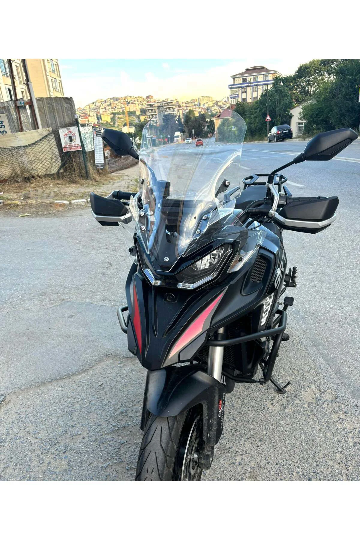 QJ SRT 900 Ön Cam 2023-2026 Model 61cm Şeffaf Renkli 4mm
