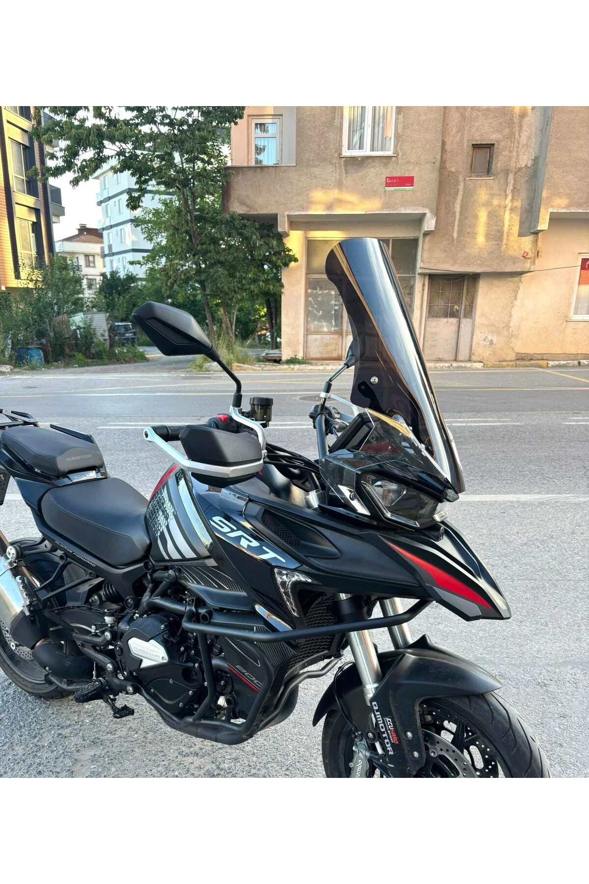 QJ SRT 900 Ön Cam 2023-2026 Model 61cm Siyah Renkli 4mm