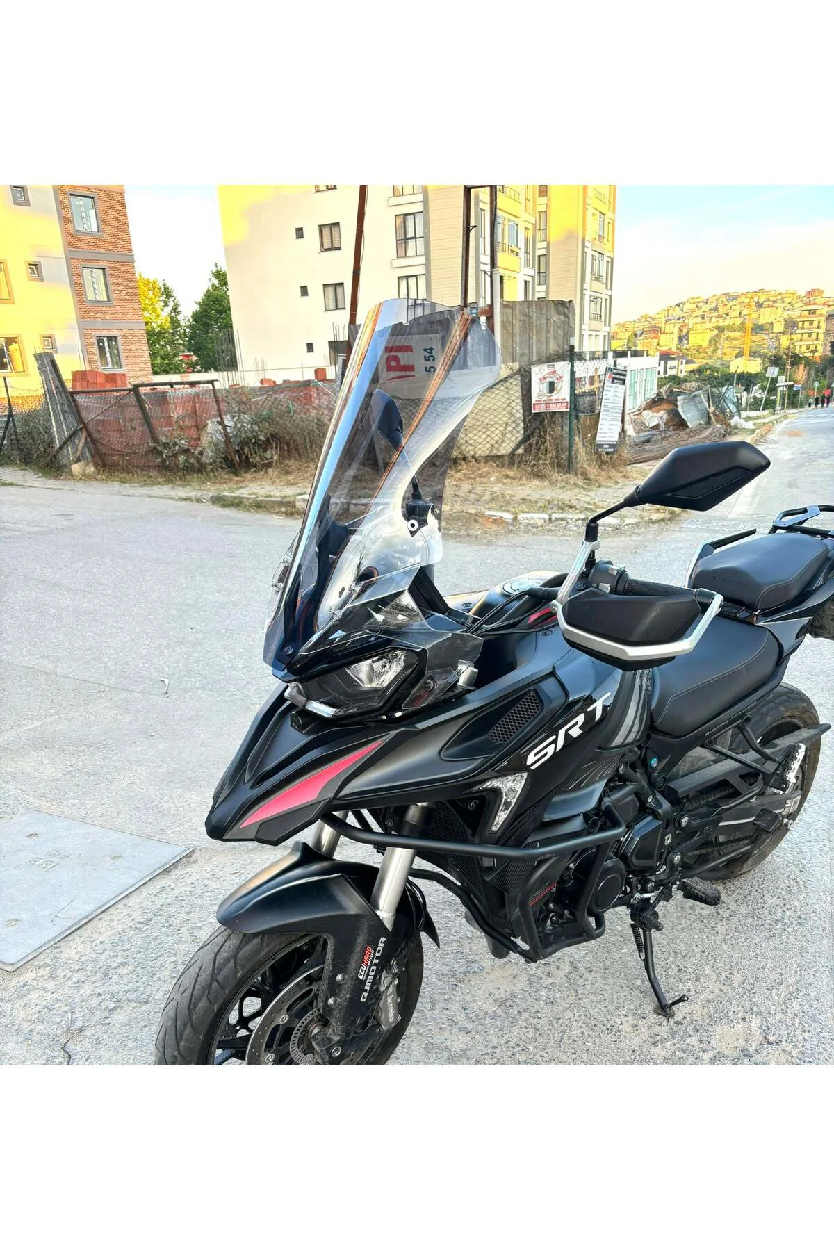 QJ SRT 900 Ön Cam 2023-2026 Model 61cm Füme Renkli 4mm
