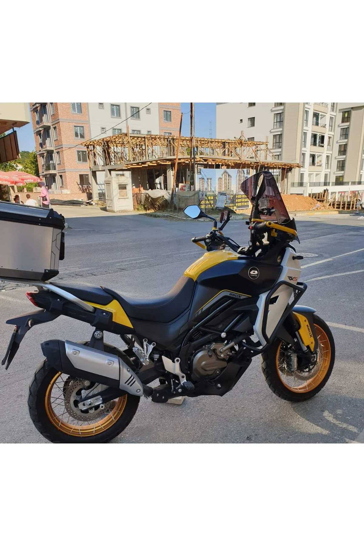 QJ SVT 650 X Ön Cam 2023-2026 Model 50cm Siyah Renkli 4mm UZUN