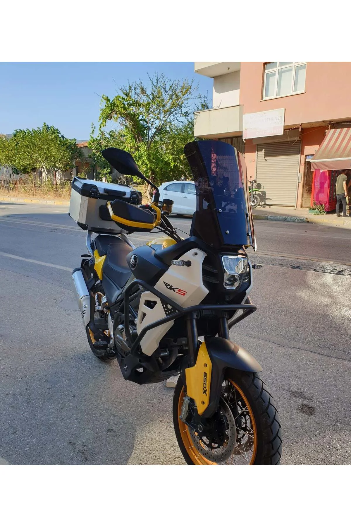 QJ SVT 650 X Ön Cam 2023-2026 Model 50cm Siyah Renkli 4mm UZUN