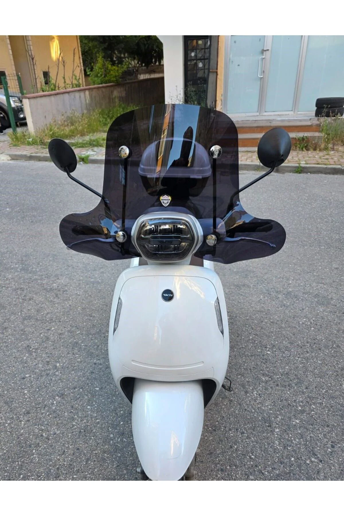 QJ VPS S 125 Ön Cam 2022-2026 Model 42cm Siyah Renkli 4mm Elcikli APARATSIZ