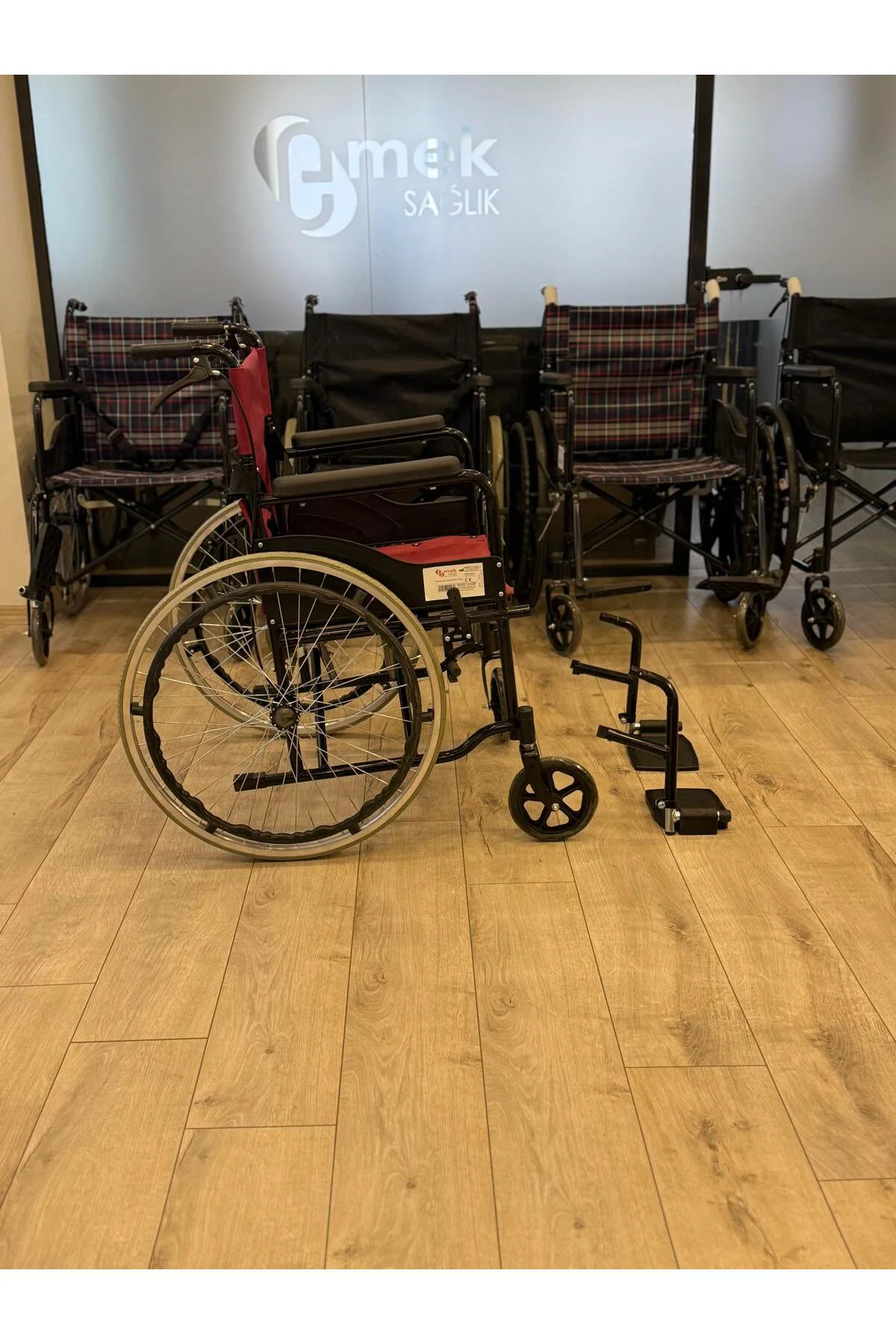 Refakatçi Frenli Ekonomik Manuel Tekerlekli Sandalye