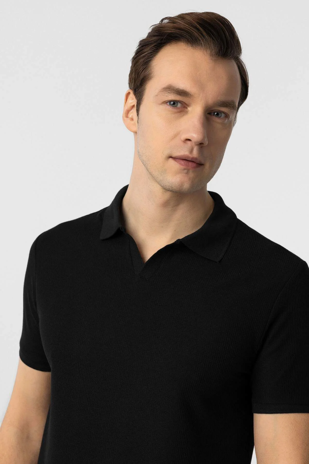 Regular Waffle Kumaş V Patlı Polo Yaka Nefes Alabilen Siyah T-shirt Regular Waffle Kumaş V Patlı Polo Yaka Nefes Alabilen Siyah T-shirt