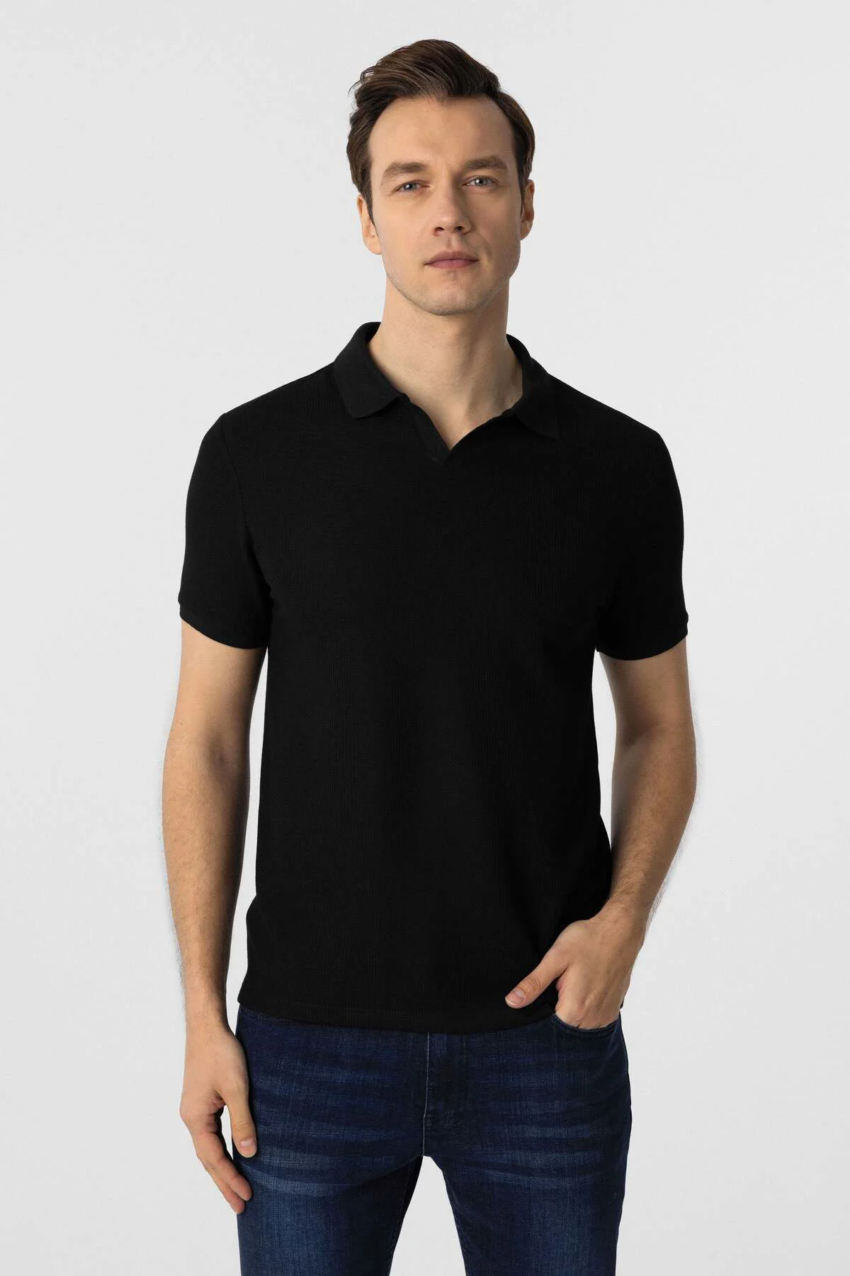 Regular Waffle Kumaş V Patlı Polo Yaka Nefes Alabilen Siyah T-shirt Regular Waffle Kumaş V Patlı Polo Yaka Nefes Alabilen Siyah T-shirt