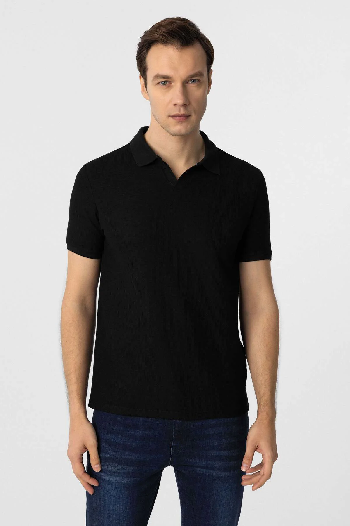 Regular Waffle Kumaş V Patlı Polo Yaka Nefes Alabilen Siyah T-shirt Regular Waffle Kumaş V Patlı Polo Yaka Nefes Alabilen Siyah T-shirt