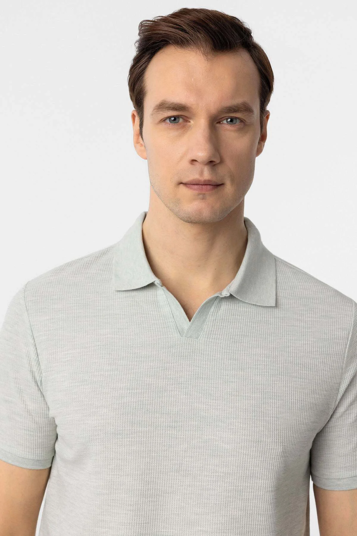 Regular Waffle Kumaş V Patlı Polo Yaka Nefes Alabilen Bej T-shirt Regular Waffle Kumaş V Patlı Polo Yaka Nefes Alabilen Bej T-shirt