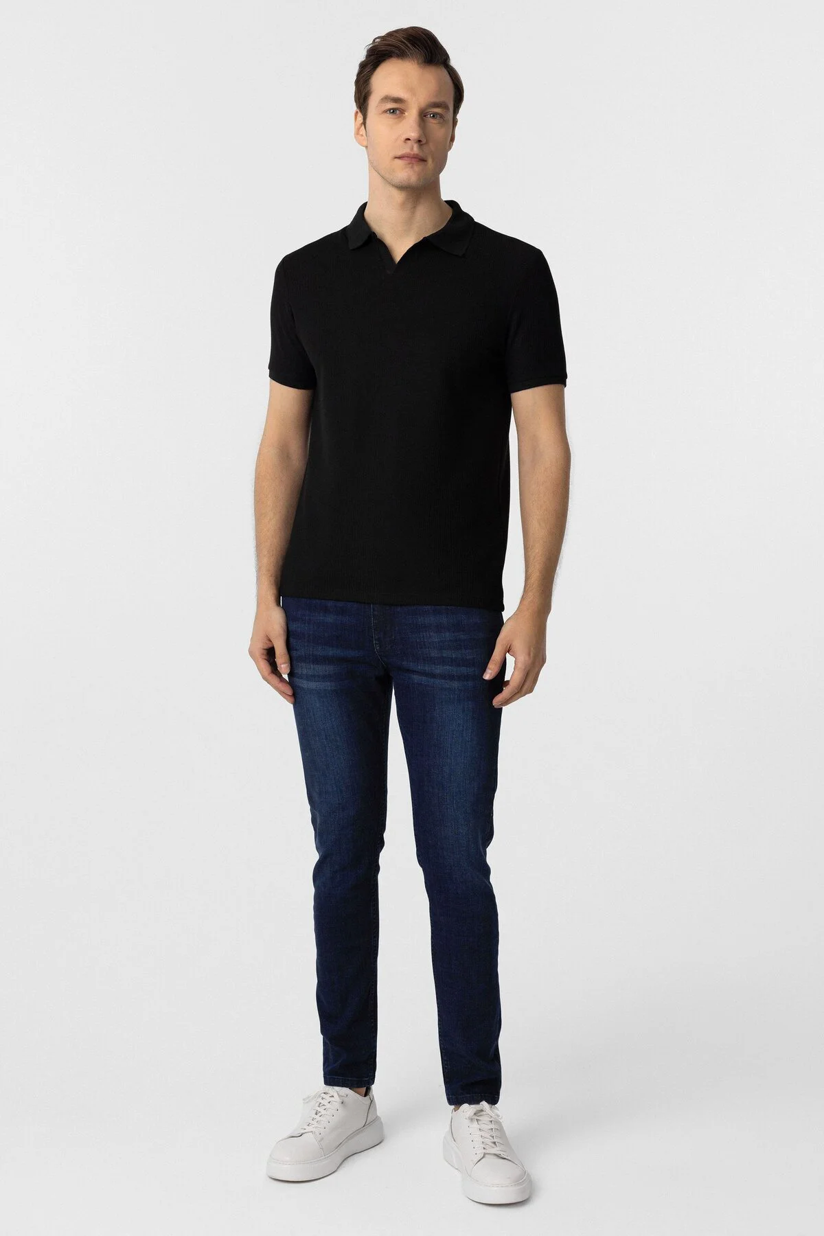 Regular Waffle Kumaş V Patlı Polo Yaka Nefes Alabilen Siyah T-shirt Regular Waffle Kumaş V Patlı Polo Yaka Nefes Alabilen Siyah T-shirt