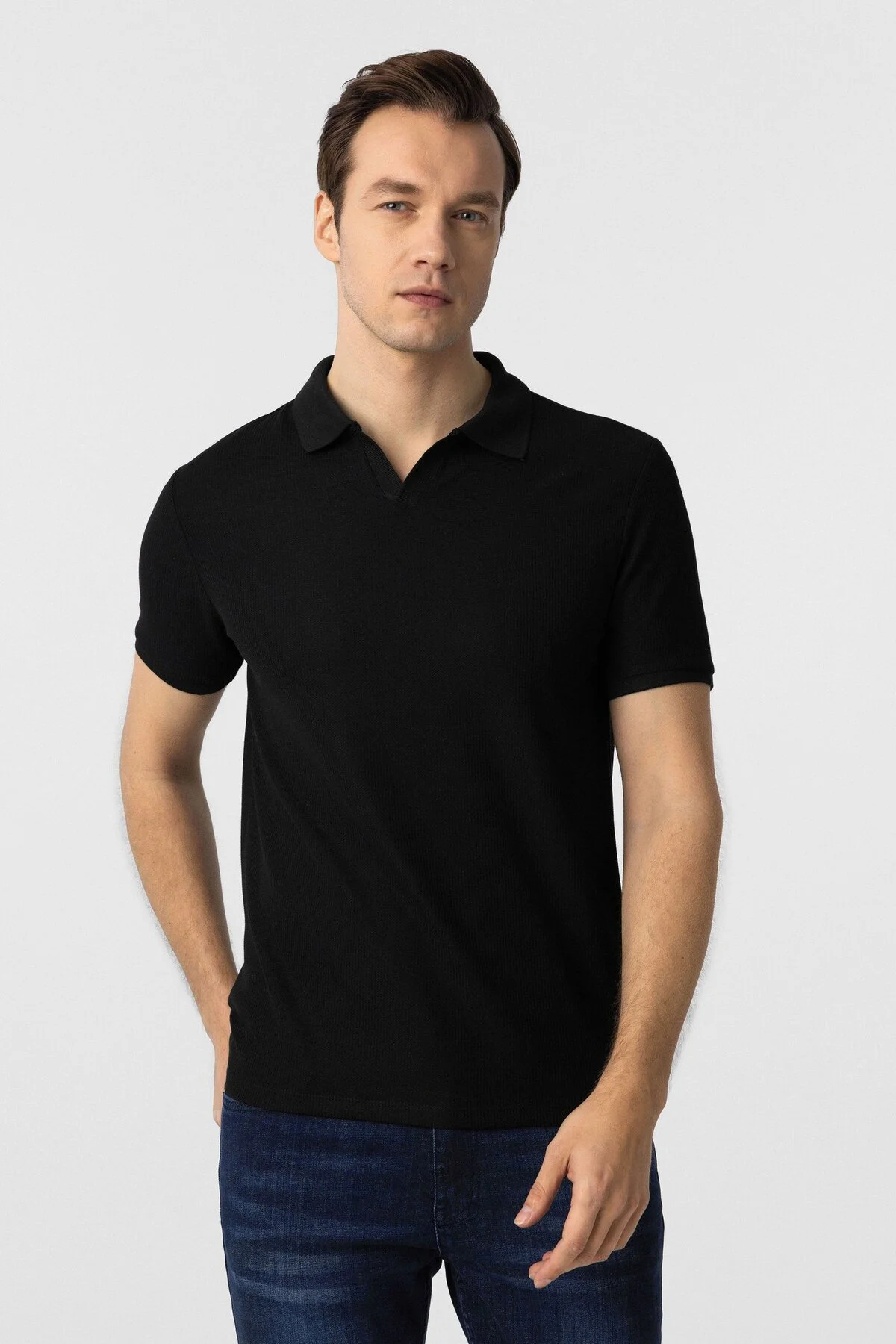 Regular Waffle Kumaş V Patlı Polo Yaka Nefes Alabilen Siyah T-shirt Regular Waffle Kumaş V Patlı Polo Yaka Nefes Alabilen Siyah T-shirt