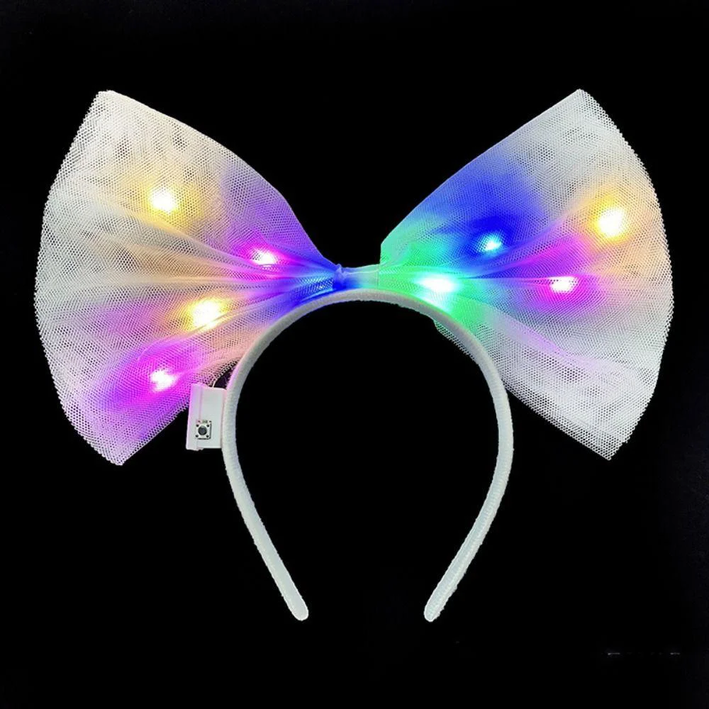 Rengarenk Led Işıklı Fiyonk Şekilli Tül Parti Tacı Beyaz Renk 25x25 cm Rengarenk Led Işıklı Fiyonk Şekilli Tül Parti Tacı Beyaz Renk 25x25 cm