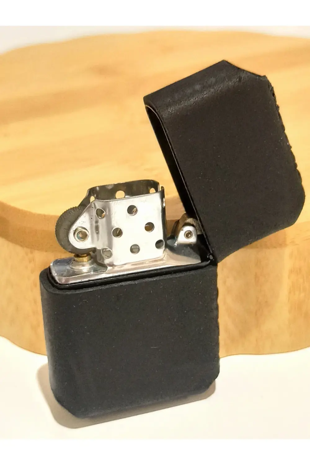 Renkli Gerçek Deri Kılıflı Özel Tasarım Benzinli Çakmak