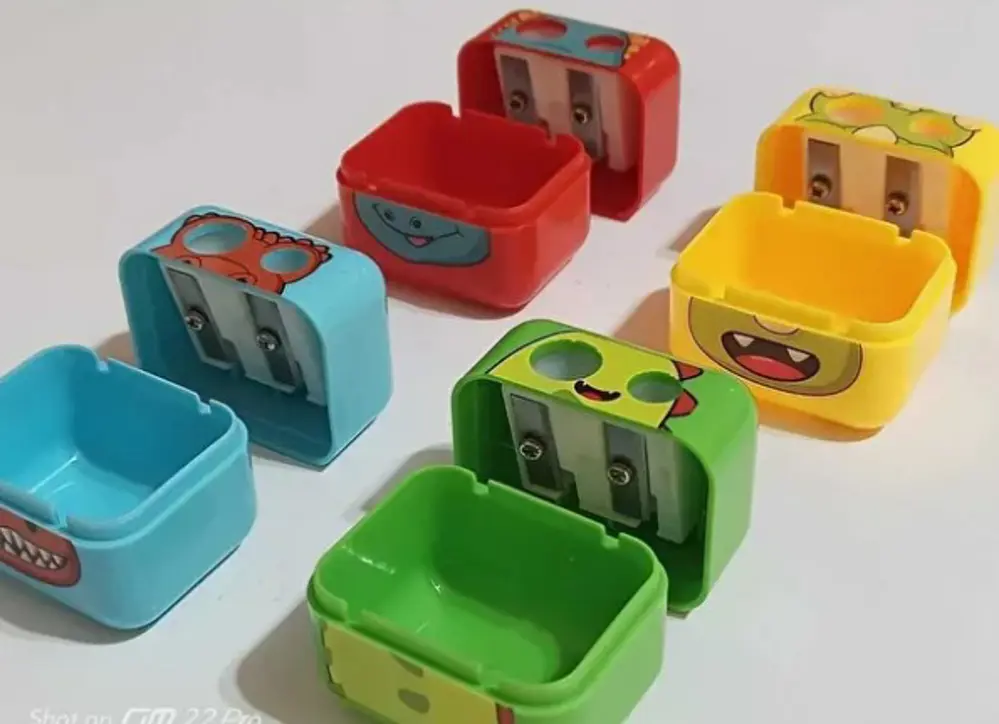 RENKLİ KALEMTRAŞ GENİŞ HAZNELİ ÇİFT AÇACAKLI (2ADET)