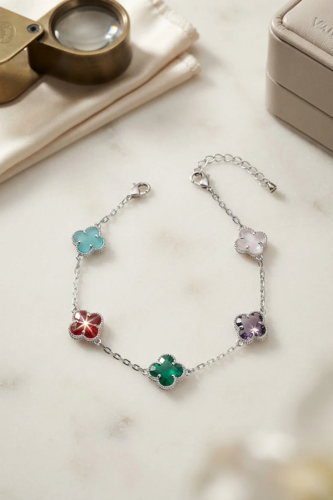 Renkli Kristal Taşlı Gümüş Renk Yonca Model Kadın Bileklik Fiyatı, Yorumları ve Özellikleri