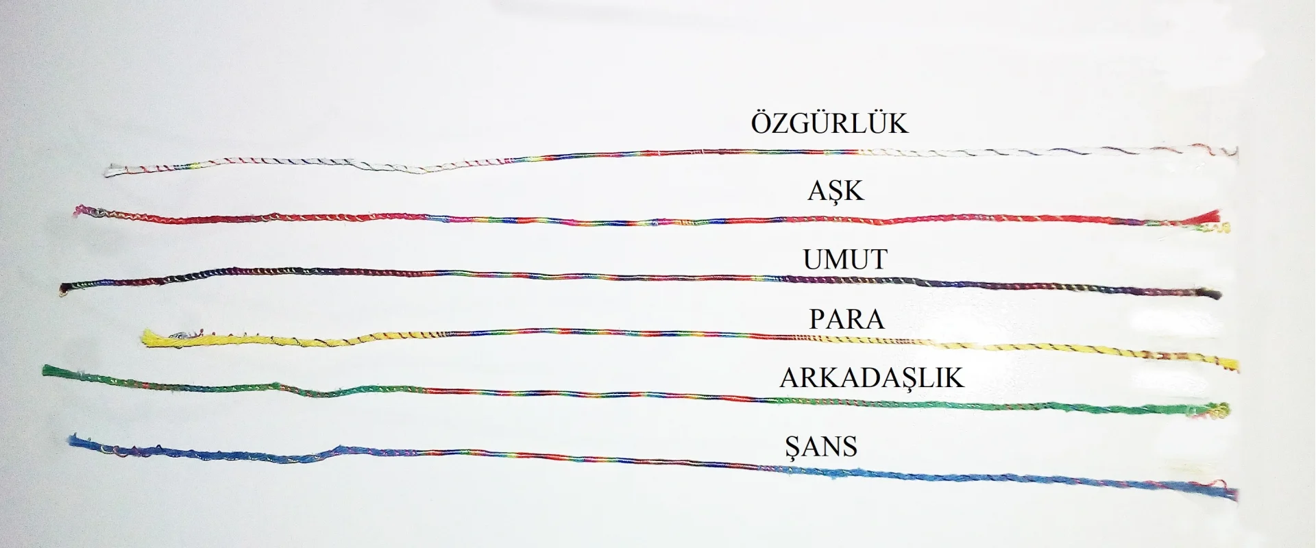Renkli Şans Bileklikleri - 1 Kartela - ( 65 Adet ) Renkli Şans Bileklikleri - 1 Kartela - ( 65 Adet )