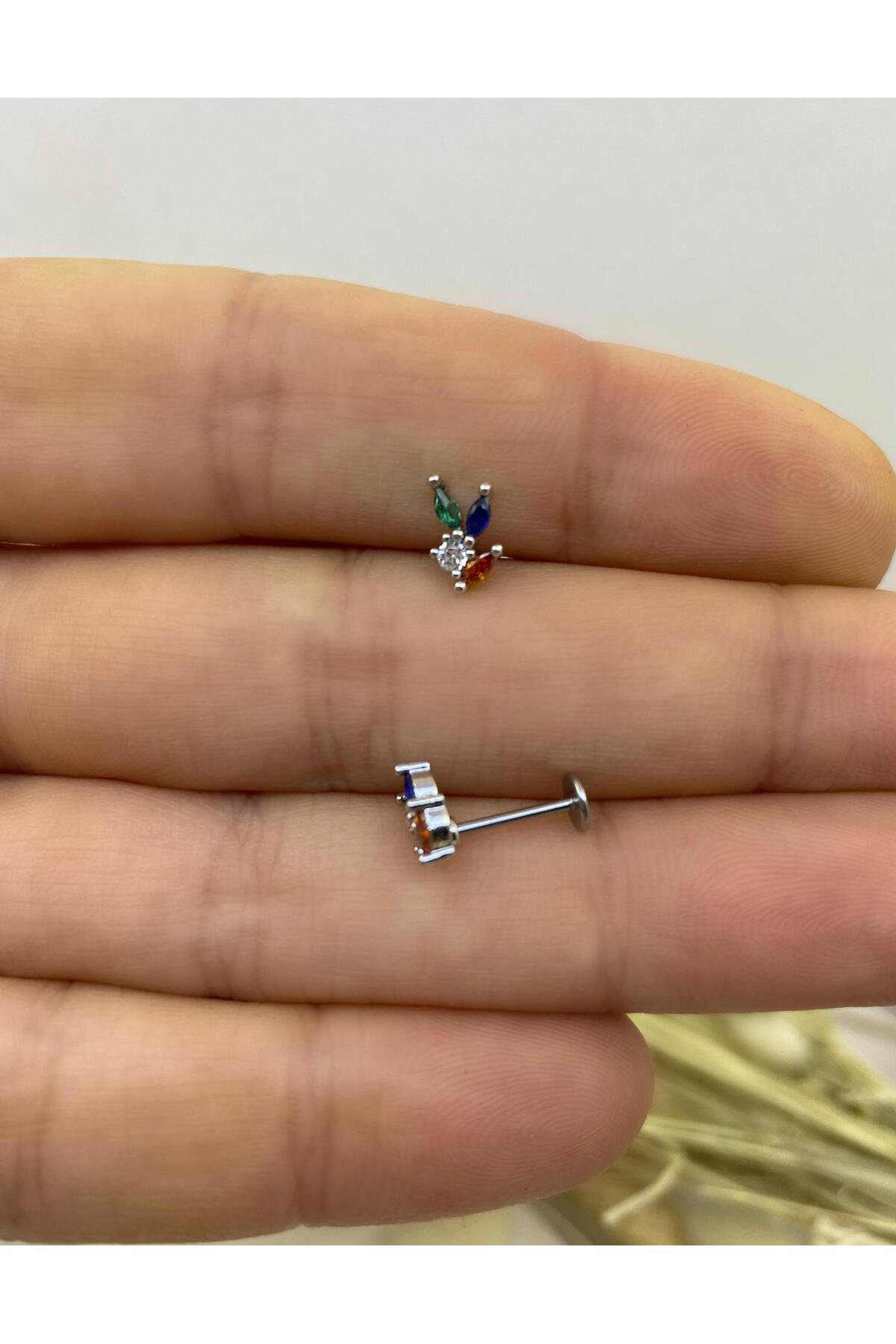 renkli zirkon taşlı arkası düz önden takmalı tragus helix lobe co