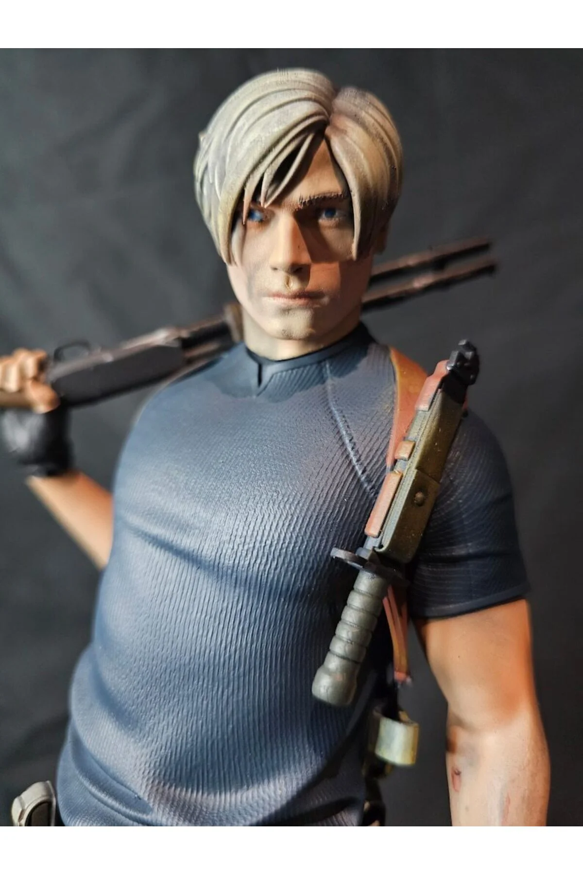 Resident Evil 4 Leon Kennedy Figürü Resident Evil 4 Leon Obje 25CM Büyük Boy