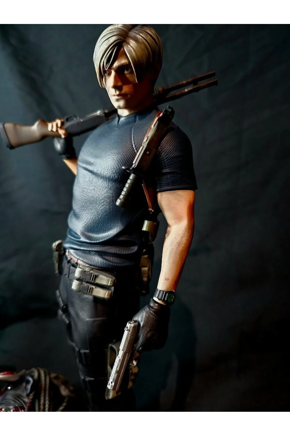 Resident Evil 4 Leon Kennedy Figürü Resident Evil 4 Leon Obje 25CM Büyük Boy