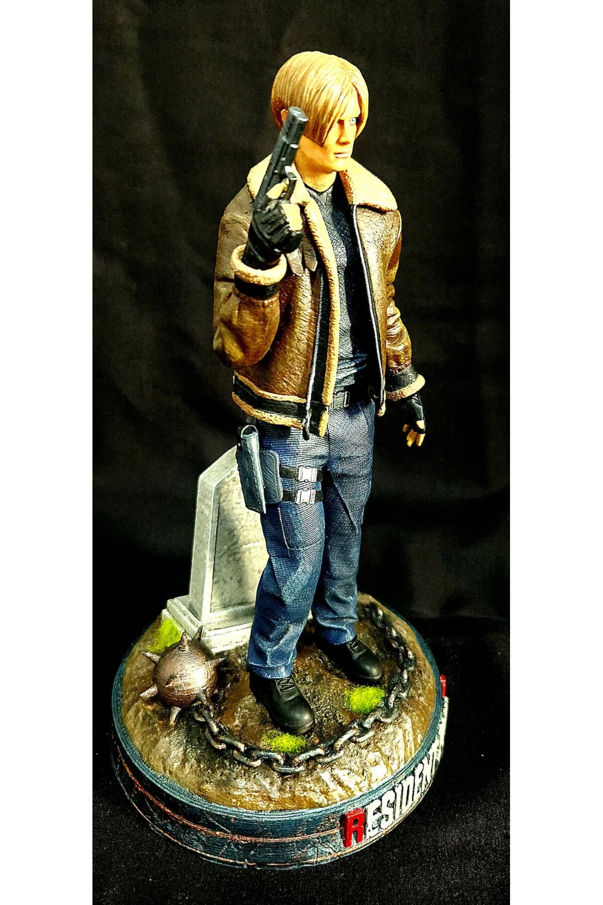 Resident Evil 4 Leon Figür Resident Evil 4 Leon Scott Kennedy Büyük Boy 25CM