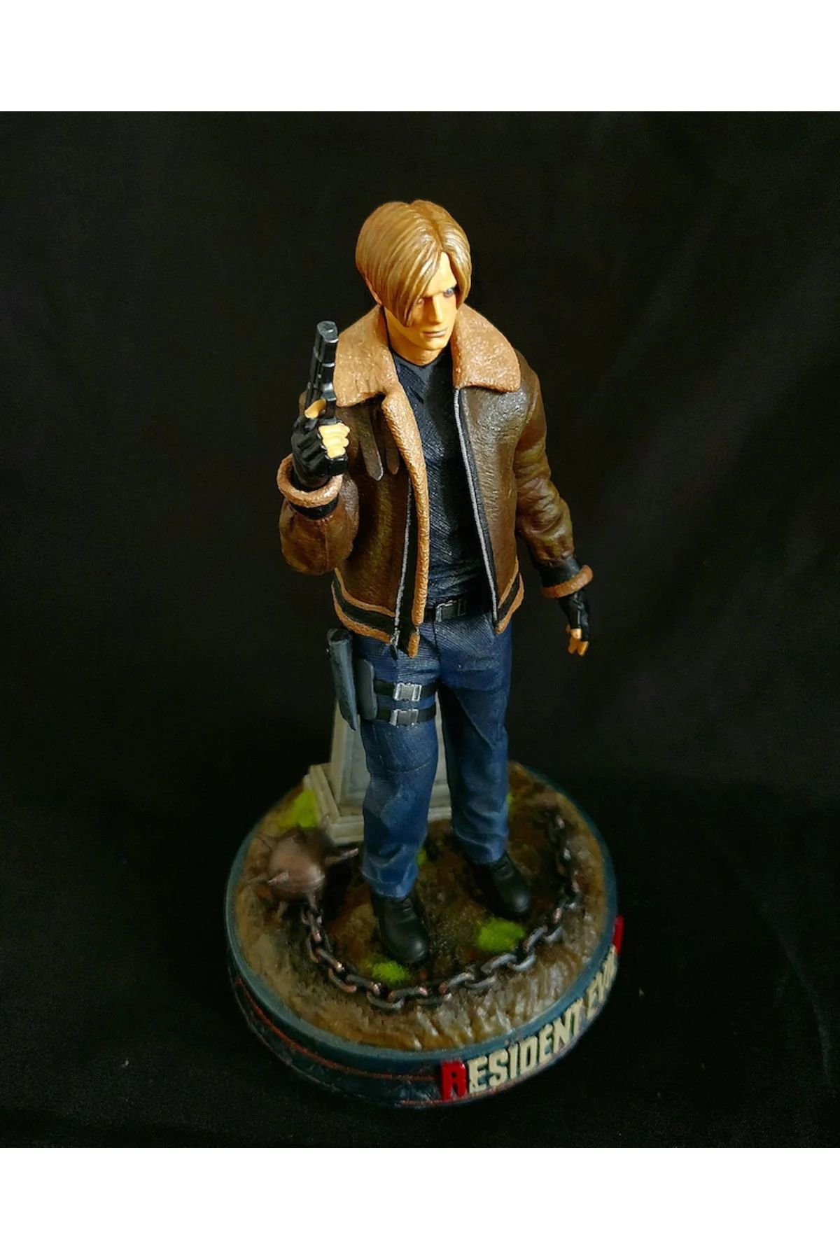 Resident Evil 4 Leon Figür Resident Evil 4 Leon Scott Kennedy Büyük Boy 25CM