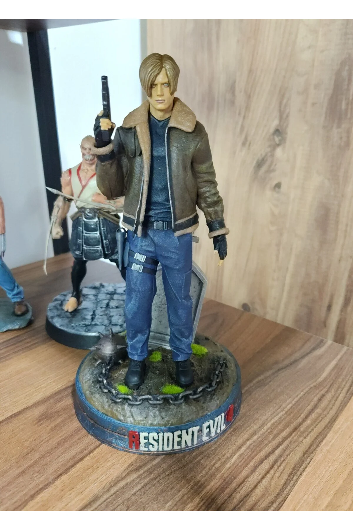Resident Evil 4 Leon Figür Resident Evil 4 Leon Scott Kennedy Büyük Boy 25CM