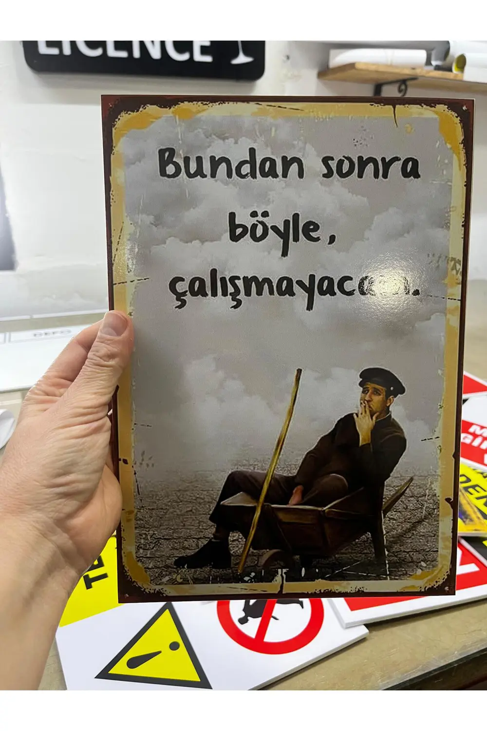RETRO EN İYİ YAPTIĞIN ŞEYİ YAP SAL GİTSİN ANLAMLI DUVAR YAZILARI 