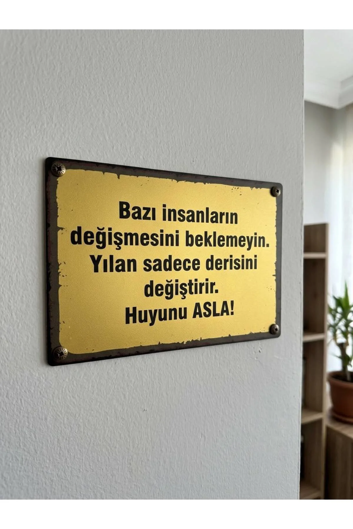Retro Mdf Yazılı Duvar Panosu 18*28cm (Bazı İnsanların Değişmesini Beklemeyin...)