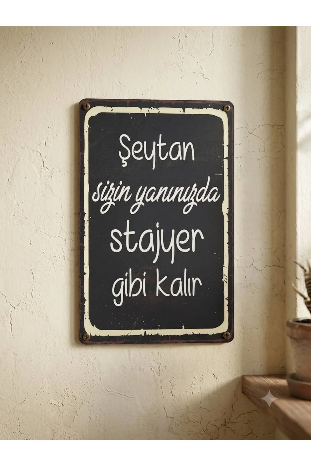 Retro Mdf Yazılı Duvar Panosu 28*18cm (Şeytan Sizin Yanınızda Stajyer Gibi Kalır) Retro Mdf Yazılı Duvar Panosu 28*18cm (Şeytan Sizin Yanınızda Stajyer Gibi Kalır)