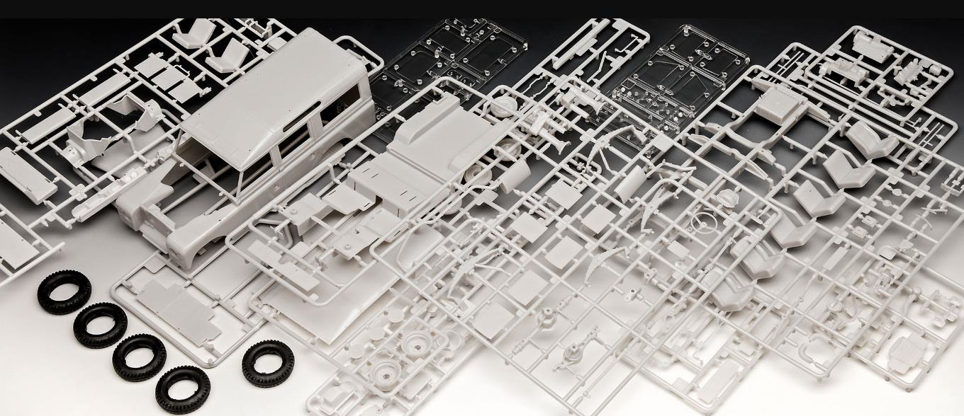 REVELL MODEL SET 67047 LAND ROVER III-12