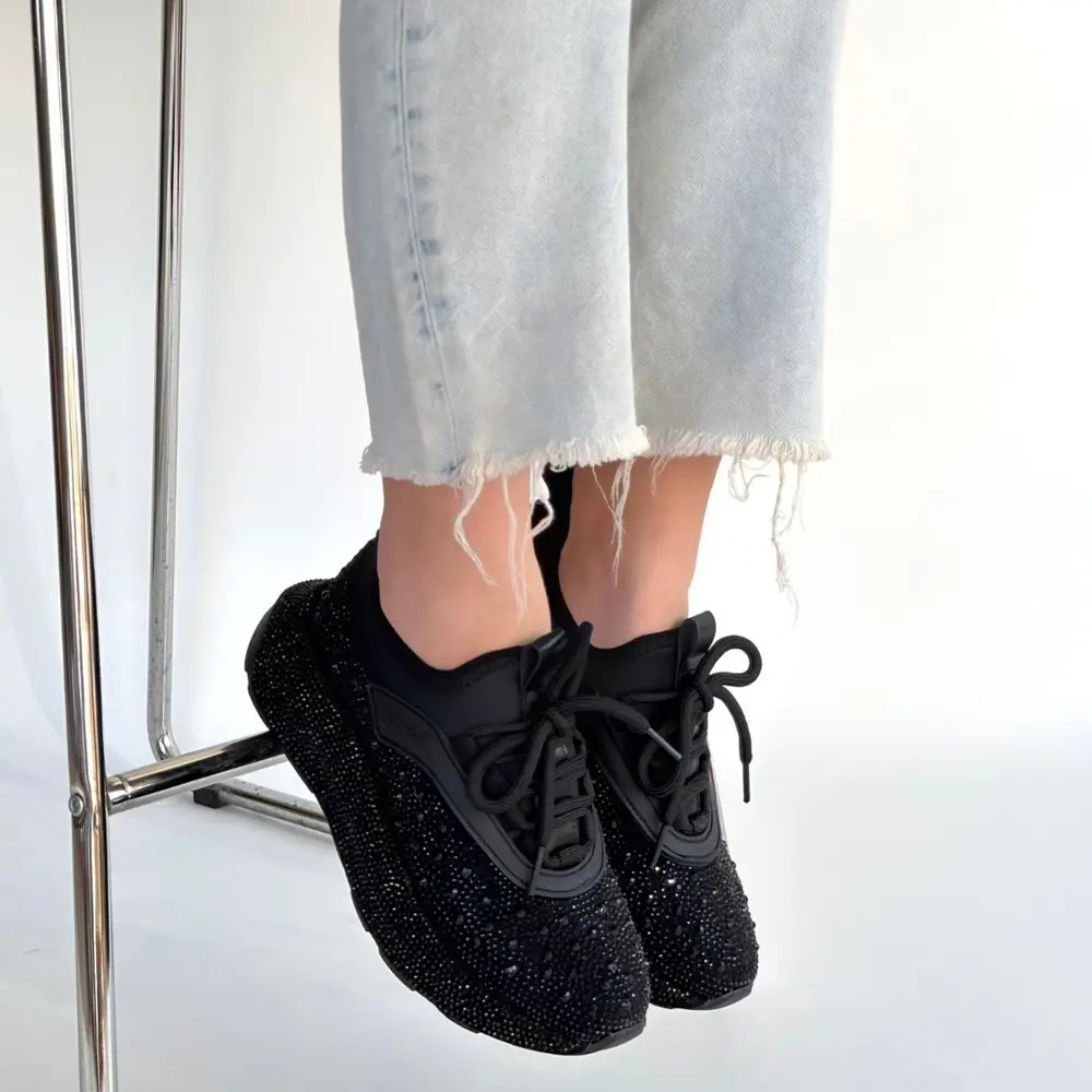 Rimay Siyah Cilt Boncuk İşlemeli Spor Ayakkabı Rimay Siyah Cilt Boncuk İşlemeli Spor Ayakkabı