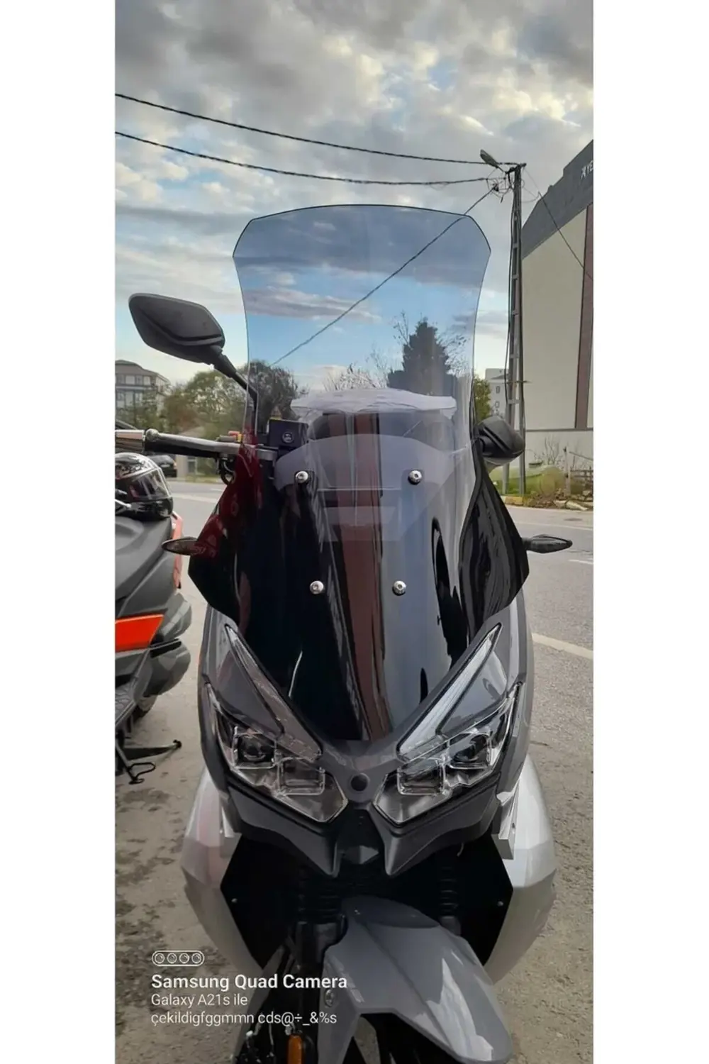 RKS Blade 250 Ön Cam 2023-2025 Model 65cm Füme Renkli 4mm ORTA BO