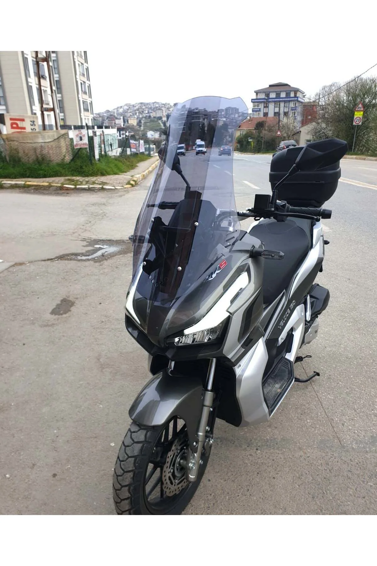 RKS Veloce Ön Cam 2023-2026 Model 65cm Siyah Renkli 4mm ORTA BOYL