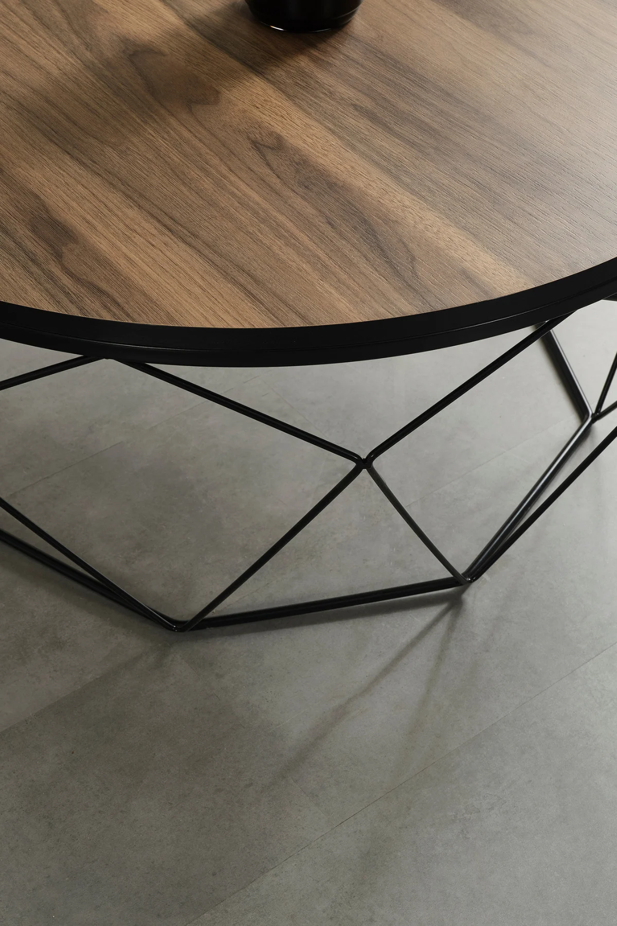 Roma Siyah Metal Ayaklı Ceviz Üst Tablalı Modern Orta Sehpa – Şık