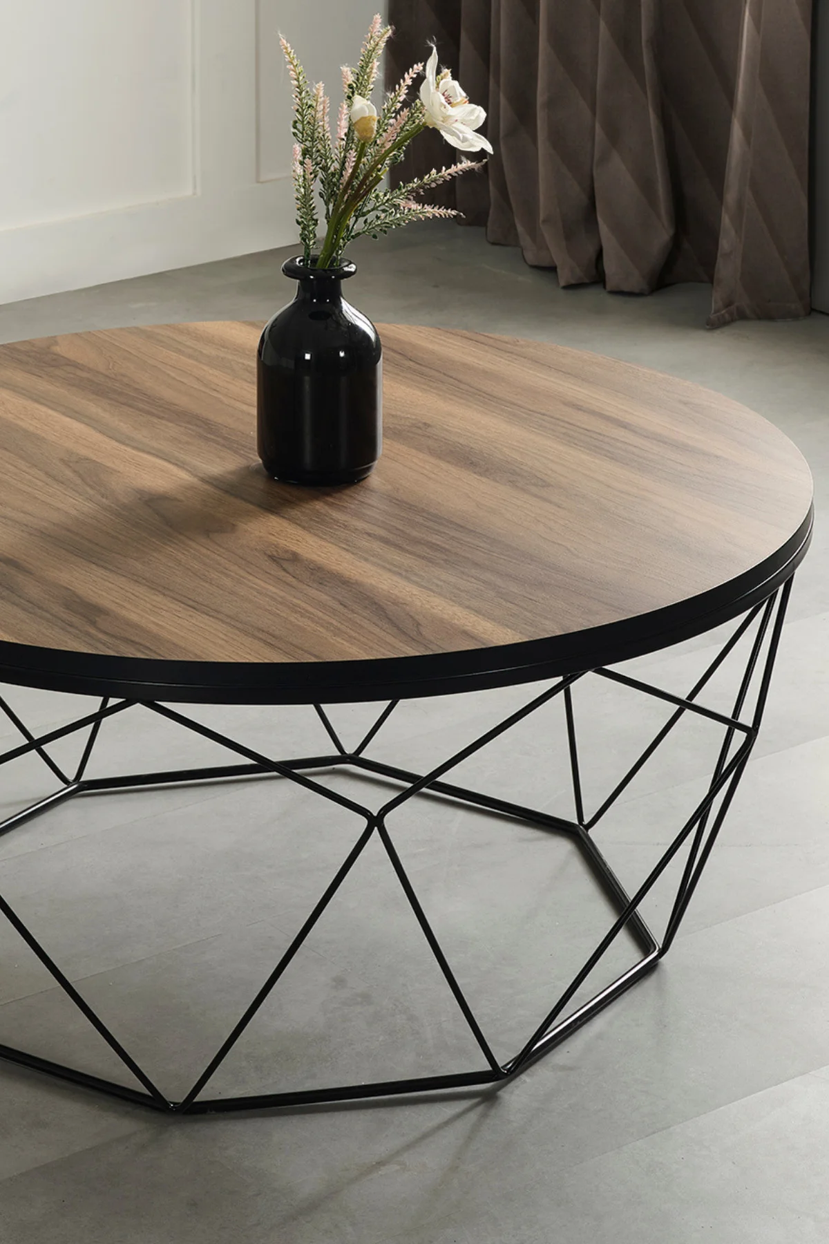 Roma Siyah Metal Ayaklı Ceviz Üst Tablalı Modern Orta Sehpa – Şık