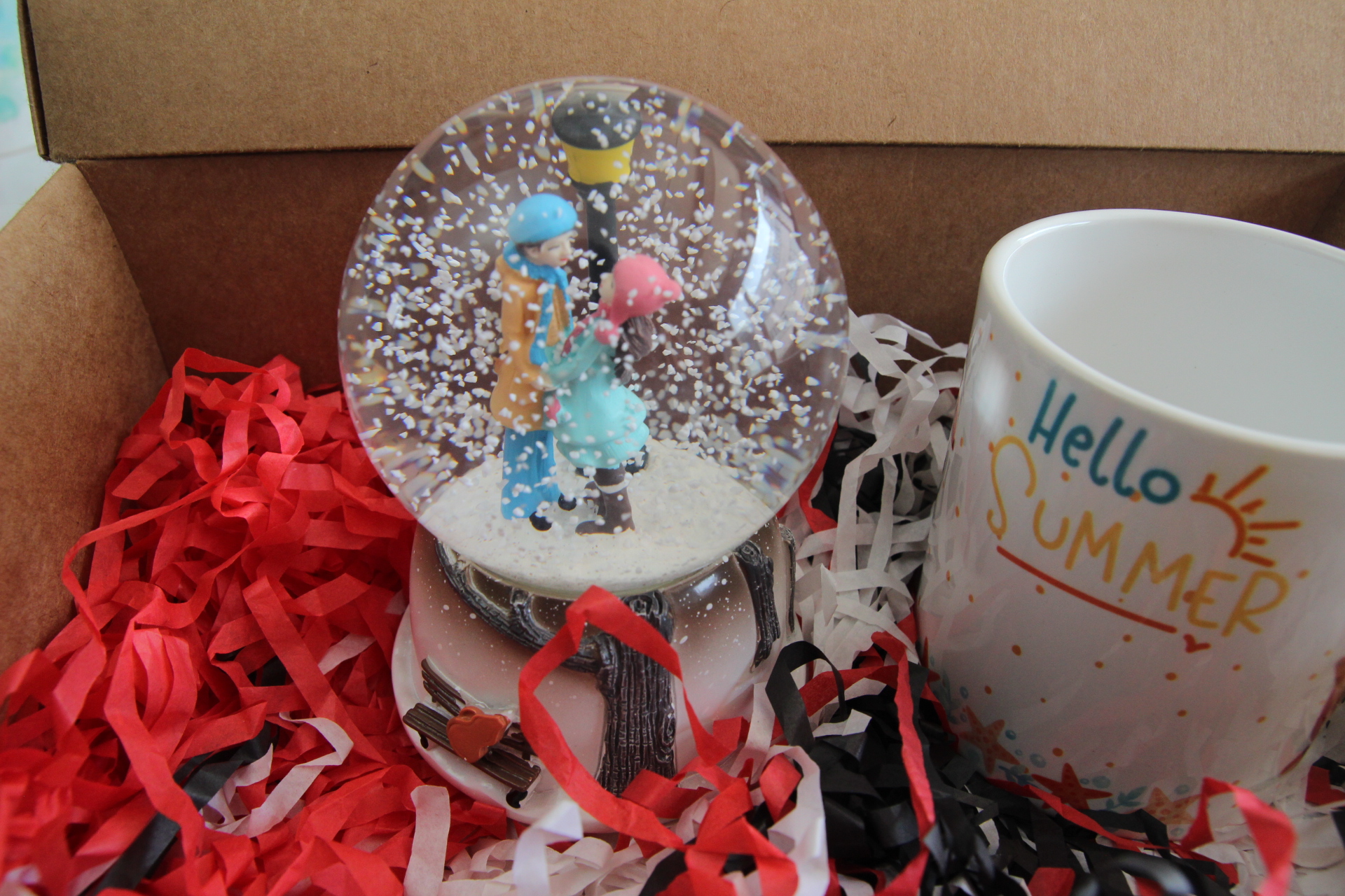 Romantik Aşıklar Temalı Müzikli Işıklı Kar Küresi Ve Avokado Temalı Kupa Bardak Hediye Kutusu