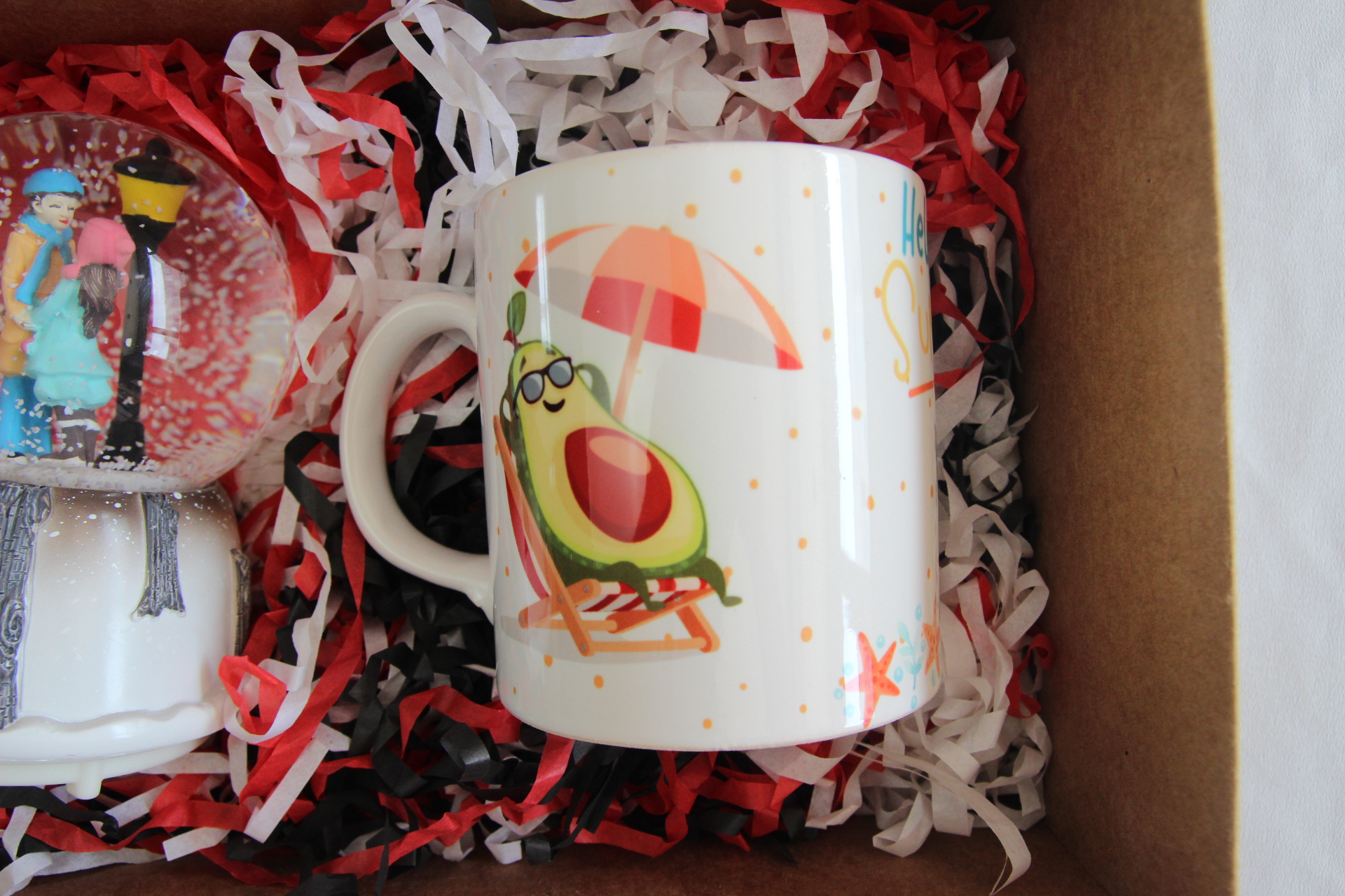 Romantik Aşıklar Temalı Müzikli Işıklı Kar Küresi Ve Avokado Temalı Kupa Bardak Hediye Kutusu