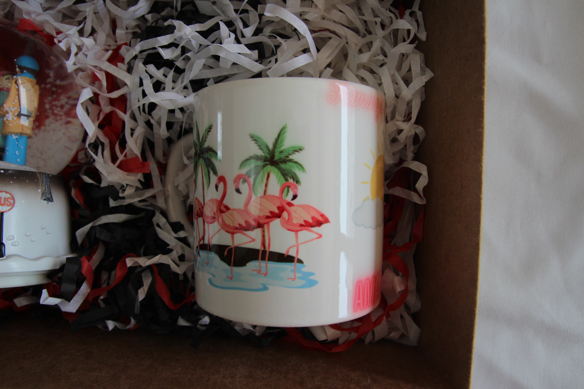 Romantik Çift Temalı Kar Küresi Ve FlamingoTemalı Kupa Bardak Sevgiliye Özel Hediye Kutusu