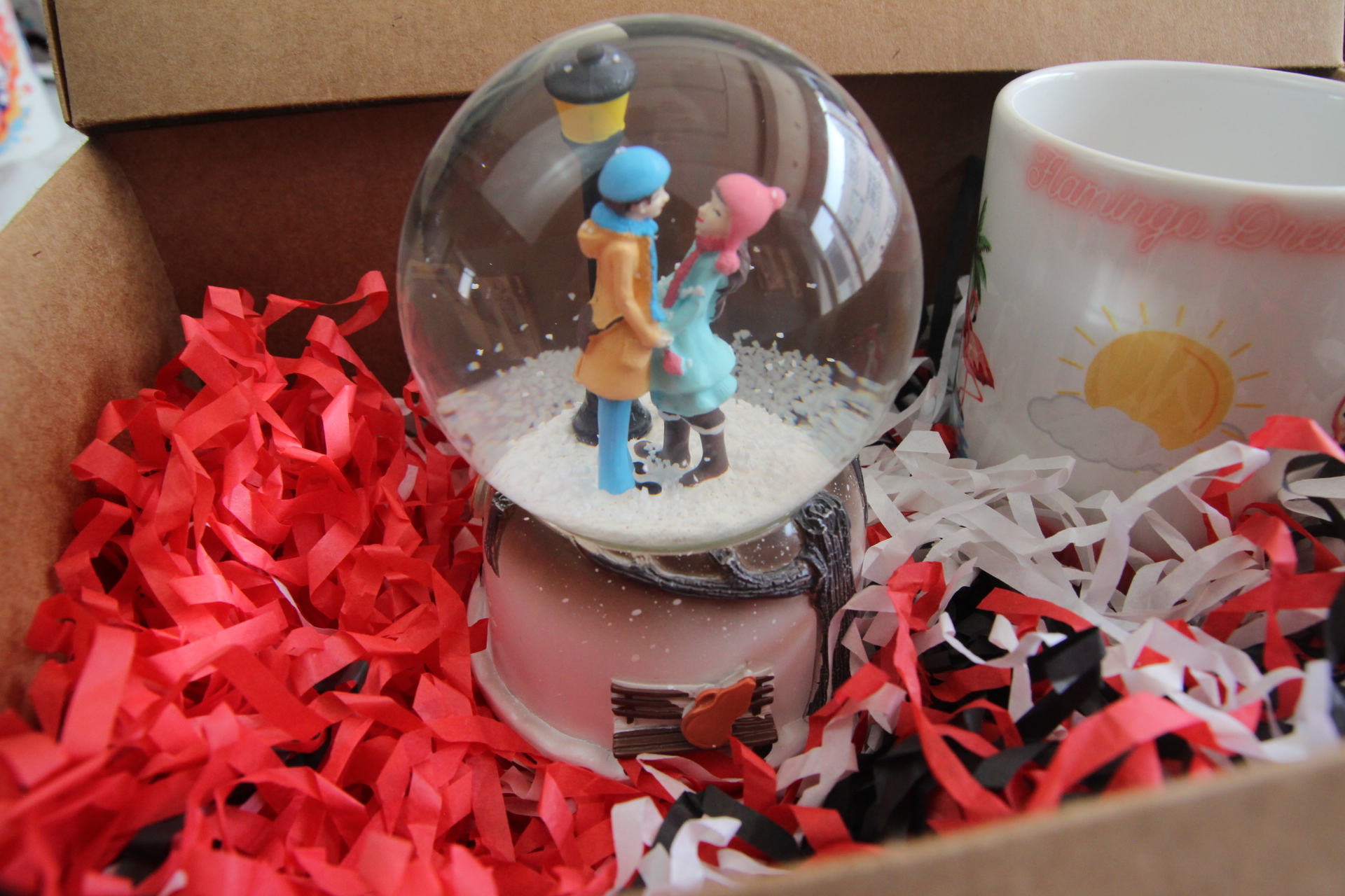 Romantik Çift Temalı Kar Küresi Ve FlamingoTemalı Kupa Bardak Sevgiliye Özel Hediye Kutusu