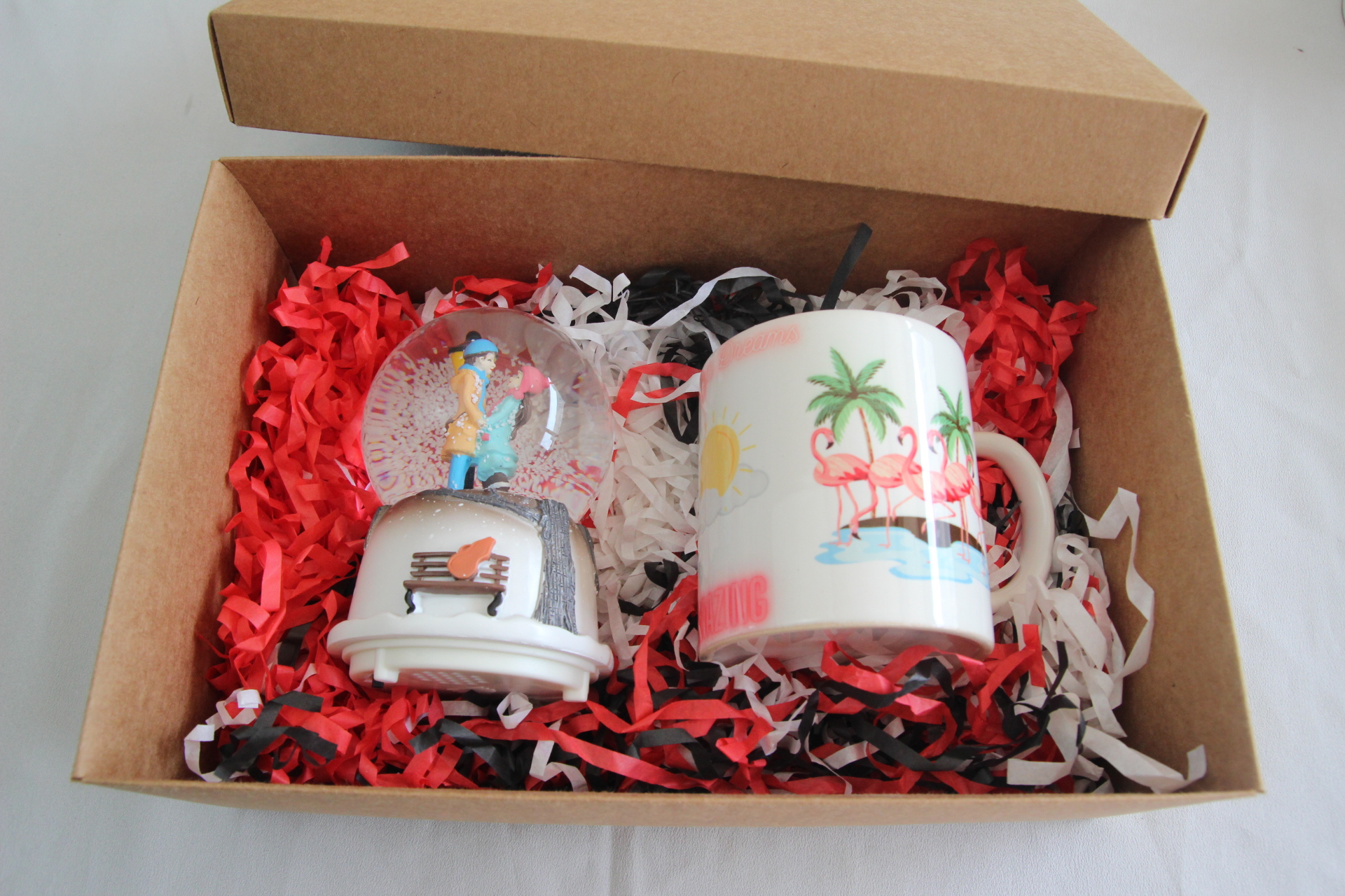 Romantik Çift Temalı Kar Küresi Ve FlamingoTemalı Kupa Bardak Sevgiliye Özel Hediye Kutusu