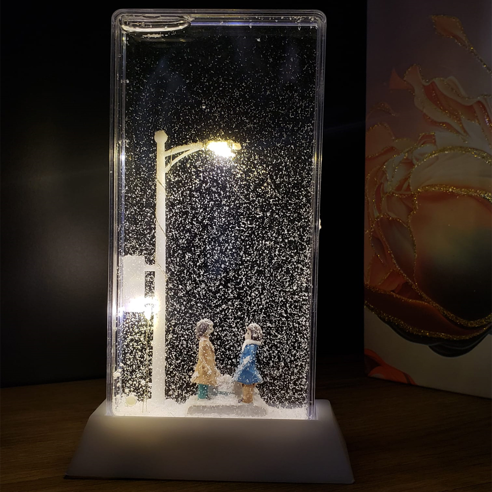 Romantik Sevgililer Tasarımlı Sokak Lambası Kar Küresi Romantik Sevgililer Tasarımlı Sokak Lambası Kar Küresi