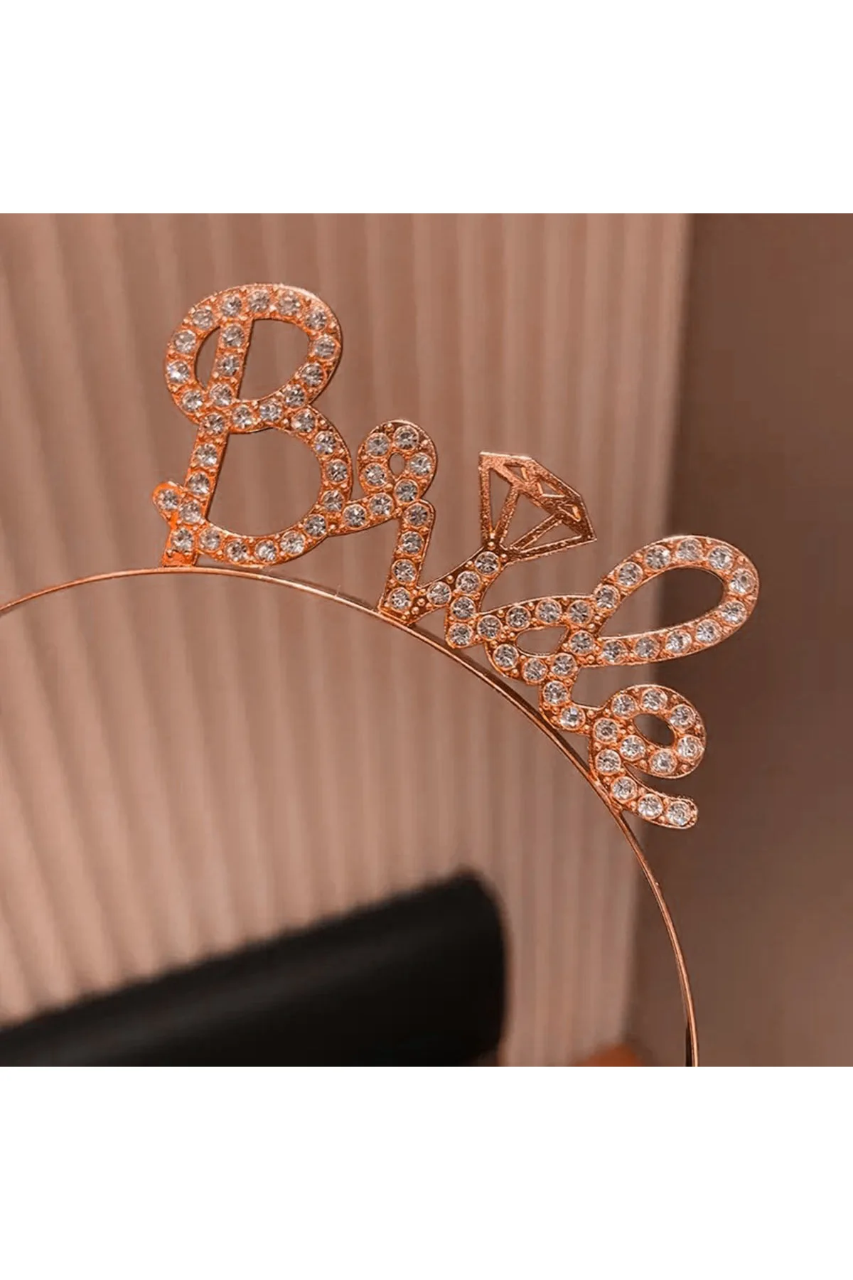 Rose Gold Renkli Taşlı “Bride” Gelin Tacı – El Yazısı Yazı Tipiyl