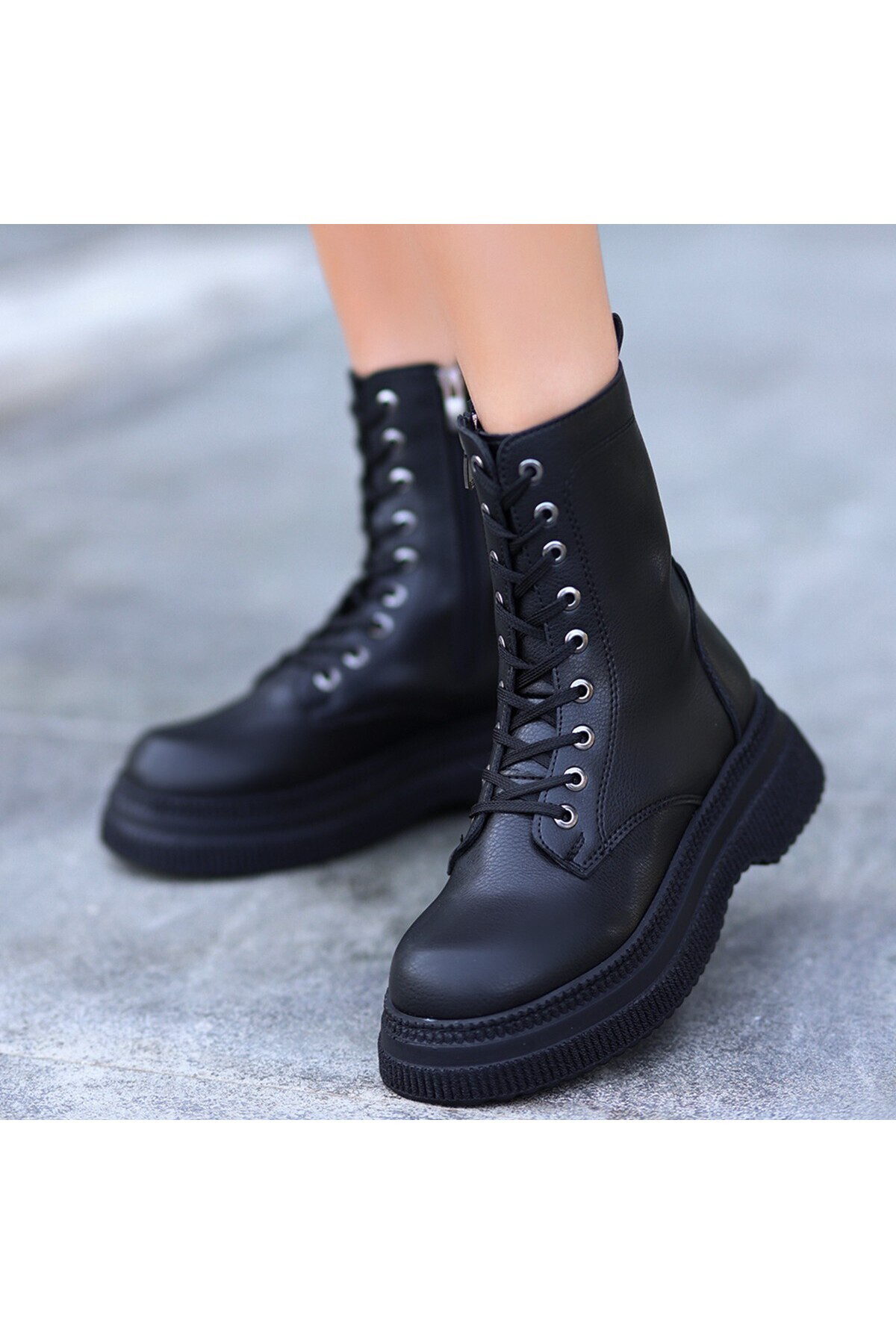 Roxan Siyah Cilt Bağcıklı Bot - Lisinya
