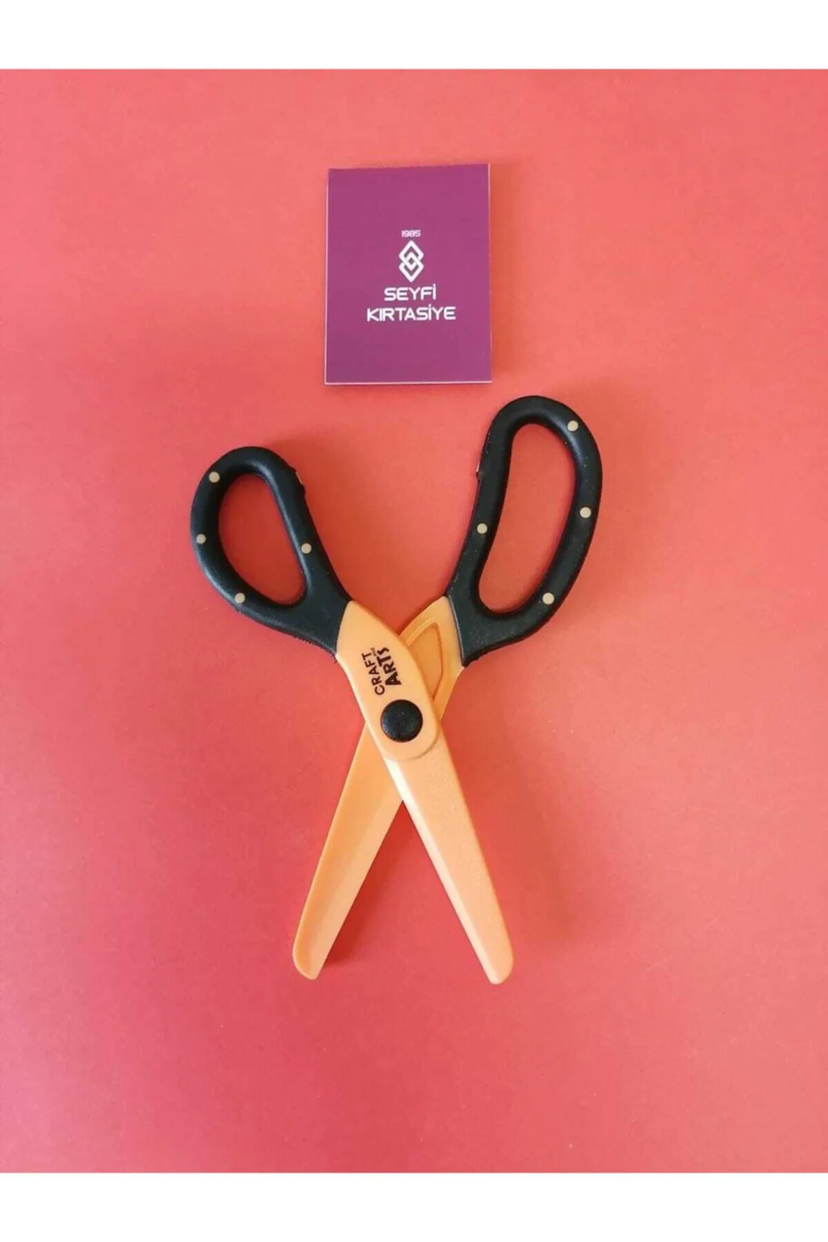 Sadece Kağıt Kesen Çocuk Makası