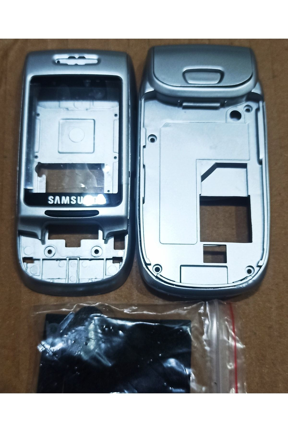 Samsung D500 Orjinal Komple Kasa Kapak Takımı Gümüş Gri Renk Samsung D500 Orjinal Komple Kasa Kapak Takımı Gümüş Gri Renk