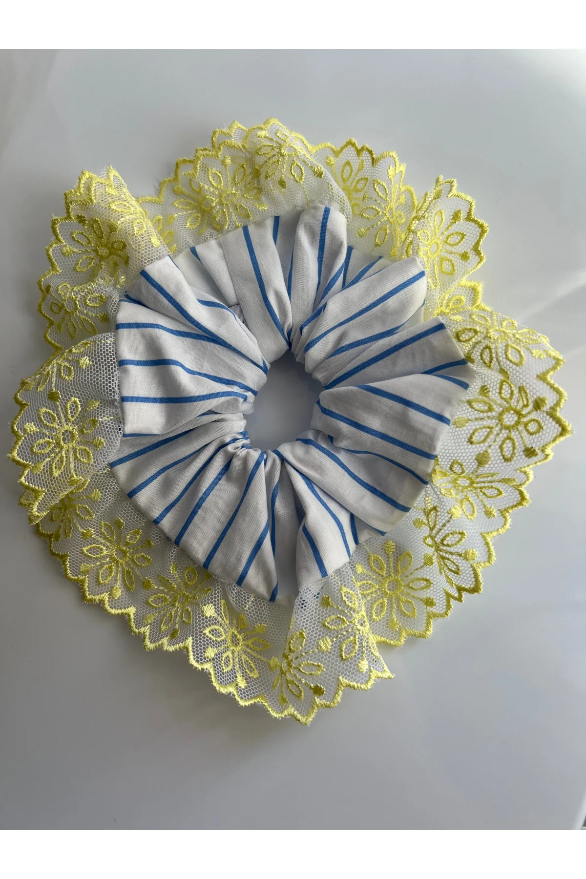Sarı Dantel Fırfır Detaylı Mavi Çizgili Beyaz Scrunchie Lastikli Toka